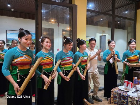 Giao lưu văn hoá bản địa.