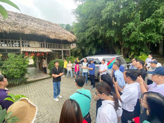 Đoàn đã gặp gỡ và lắng nghe những lời chia sẻ từ quản lý khu nghỉ dưỡng