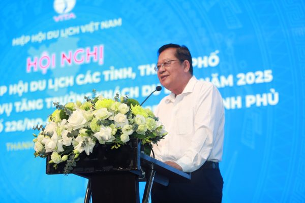 Ông Trần Việt Phường - Phó Chủ tịch Hiệp hội Du lịch Việt Nam, Chủ tịch Hiệp hội Du lịch Đồng bằng sông Cửu Long phát biểu tại Hội nghị