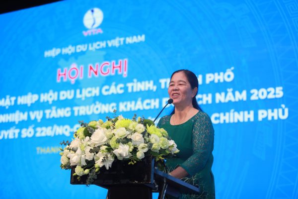 Bà Dương Thị Thanh - Chủ tịch Hiệp hội Du lịch Ninh Bình chia sẻ kinh nghiệm liên kết vùng trong phát triển du lịch