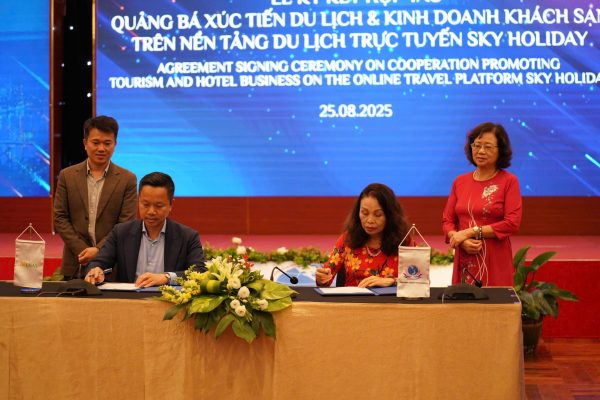 Lễ ký kết hợp tác giữa Liên chi hội Khách sạn Việt Nam và Menas nhằm quảng bá, xúc tiến du lịch và kinh doanh khách sạn trên nền tảng trực tuyến Sky Holiday. (Ảnh: Xuân Thao)