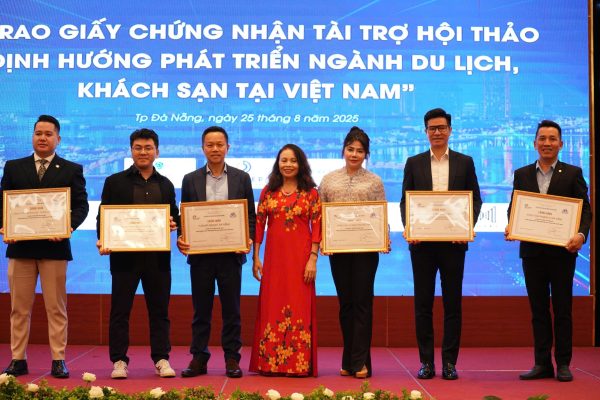 Ban Tổ chức trao Giấy chứng nhận tài trợ hội nghị “Định hướng phát triển ngành du lịch, khách sạn tại Việt Nam”. (Ảnh: Xuân Thao)