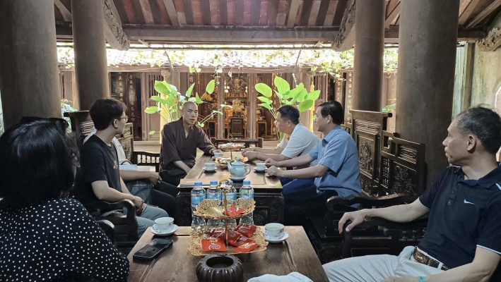 Đoàn đã gặp gỡ và trao đổi với Sư thầy trụ trì chùa Vĩnh Nghiêm