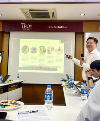 Nguyễn Anh Tuấn – Viện trưởng Viện Kinh tế Du lịch trình bày tham luận tại Hội thảo