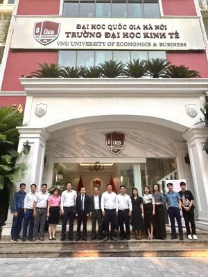 TS.Nguyễn Anh Tuấn đã chụp hình lưu niệm cùng với các chuyên gia, nhà khoa học và giảng viên trong Trường sau khi kết thúc Hội thảo