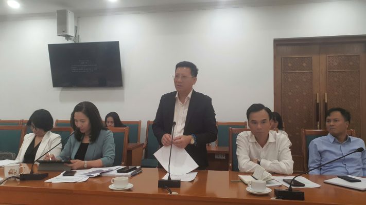 Giám đốc Sở Văn hóa, Thể thao và Du lịch Nguyễn Việt Dũng chia sẻ tại cuộc họp.