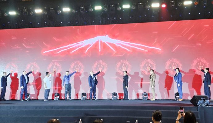 Các đại biểu thực hiện nghi thức khai mạc Ngày hội Du lịch Quốc tế Đà Nẵng 2025