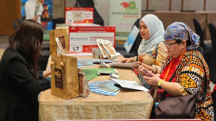 Các doanh nghiệp kết nối, trao đổi thông tin tại Ngày hội