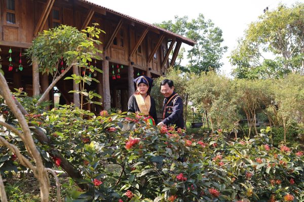 Du lịch sinh thái là một thế mạnh của QN. Hình thức du lịch cộng động, dịch vụ du lịch dưới tán lá rừng đang phát triển mạnh.