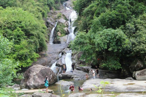 Thác Khe Vằn, xã Bình Liêu điểm du lịch sinh thái hấp dẫn, thắng cảnh- khí hậu mắt mẻ, nhiệt độ ngày hè thường thấp hơn thôn bản dưới chân núi tới 5 độ C.