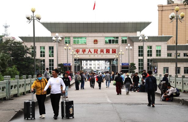 Quảng Ninh có ba cửa khẩu quốc tế đất liền là Móng Cái, Hoành Mô và Bắc Phong Sinh.