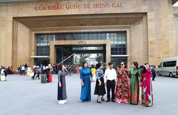 Cửa khẩu Quốc tế xuất nhập cảnh, giao thương biên mậu còn là điểm du lịch hấp dẫn ở vùng biên.