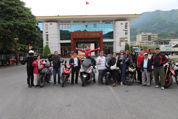 Cửa Khẩu quốc tế, là 1 trong 4 trụ cột kinh tế Du lịch lớn ở QN. Ảnh phượt rừng biên ải thú vui của tuổi trẻ .