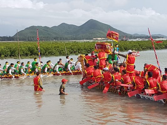 Hội làng Quan Lạn với nghi thức đua thuyền, thực cảnh trận thủy chiến kinh điển tướng Trần Khánh Dư đánh đắm chiến thuyền quân lương của giặc Nguyên Mông trên biển Vân Đồn.