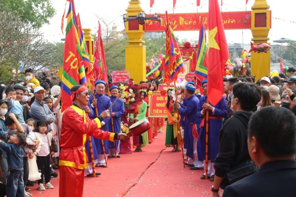 Du lịch Tâm Linh và Lễ hội là một trong số trụ cột kinh tế du lịch của QN. Ảnh Lễ rước người sống, trong Lễ hội Tiên Công ở vùng đảo Hà Nam.