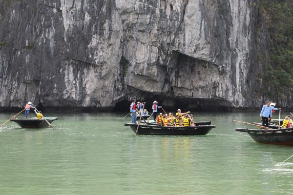 Du khách với thú vui hòa mình với thiên nhiên cùng con thuyền nhỏ trên vùng Vịnh lặng sóng, ghé thăm áng lựng, hải lưu thông thủy hang đá..