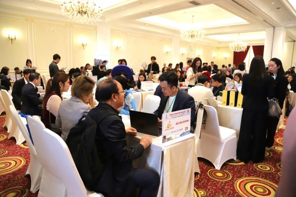 Các buyers trao đổi hợp tác tại phiên B2B trong khuôn khổ Ngày Lữ hành Việt Nam 2025