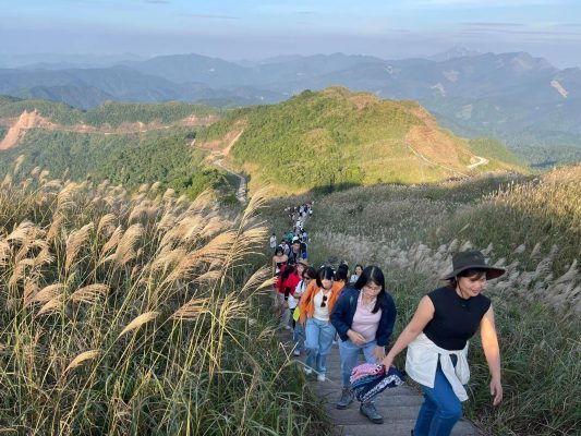 Du lịch trekking, thể thao điền dã leo núi nơi vùng cao biên giới Việt-Trung.