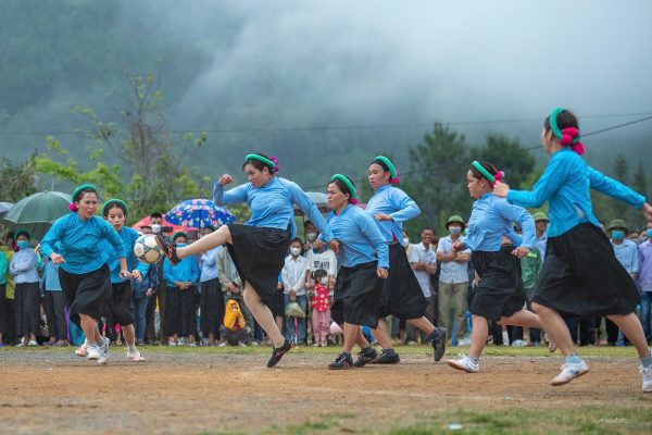 Giải Bóng đá nữ các dân tộc thiểu số Quảng Ninh mở rộng 2025, thu hút hàng vạn người đến xem cổ vũ, khoảng 100.000 công dân mạng truy cập chia sẻ thông tin.