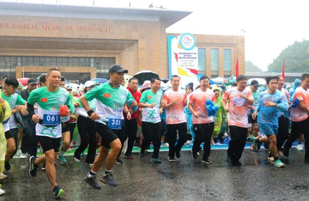 Chạy hữu nghị xuyên biên giới qua hai nước Việt Nam-Trung Quốc với quy mô 1.000 vận động viên, hàng vạn người dân ở cặp cửa khẩu Quốc tế Móng Cái-Đông Hưng đổ xuống đường cổ vũ.