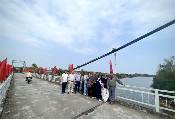 Đoàn thực hiện khảo sát một số vườn cây ăn trái và hệ thống sông suối của xã