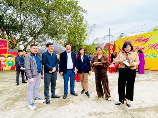 Đoàn thực hiện khảo sát tại Đình Bầu