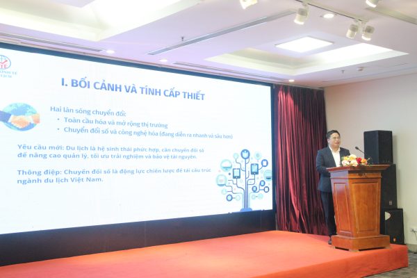 TS. Nguyễn Anh Tuấn trình bày tham luận